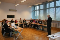 fot. KSAP Uczestnicy seminarium siedzą w ławkach Dyrektor KSAP stoi na środku i przemawia