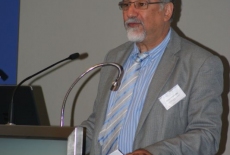 Pan stoi na mównicy i przemawia 