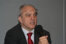 Uczestnik konferencji przemawia do mikrofonu.