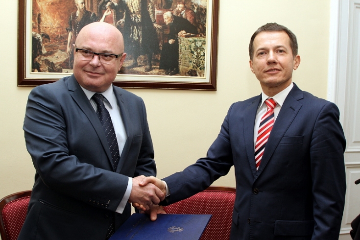 Prezydent Ryszard Nowak wręcza nominację na II zastępcę Wojciecha Piecha.