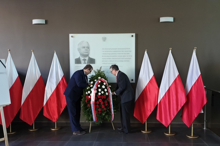 Dyrektor KSAP i Szef Służby Cywilnej składają wieniec pod tablicą upamiętniającą Patrona Szkoły ś.p. Prezydenta Rzeczypospolitej Polskiej Lecha Kaczyńskiego