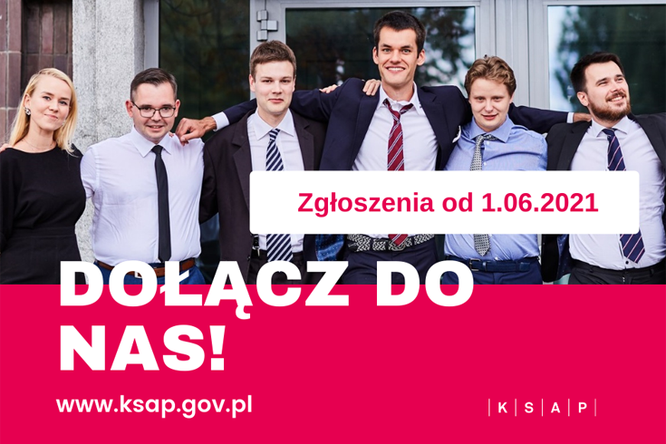 Grupa młodych uśmiechniętych ludzi trzymających sobie ręce na plecach.