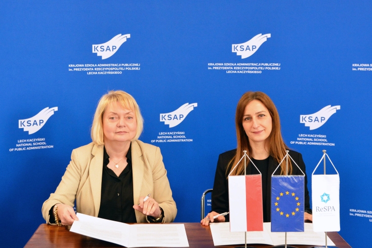 yrektor KSAP pani Małgorzata Bywanis – Jodlińska oraz Dyrektor RESPA, pani Maja Handjiska-Trendafilova siedzą przy stole i podpisują porozumienie.