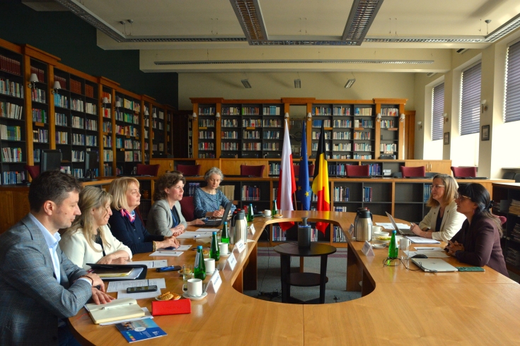 Uczestnicy spotkania siedzą przy stole.