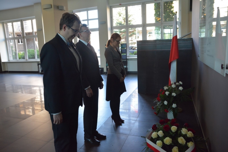 Szef Służby Cywilnej Dobrosław Dowiat-Urbański w asyście Dyrektora KSAP pana Wojciecha Federczyka oraz Dyrektor Departamentu Służby Cywilnej Kancelarii Prezesa Rady Ministrów pani Urszuli Dubejko złożył kwiaty pod tablicą