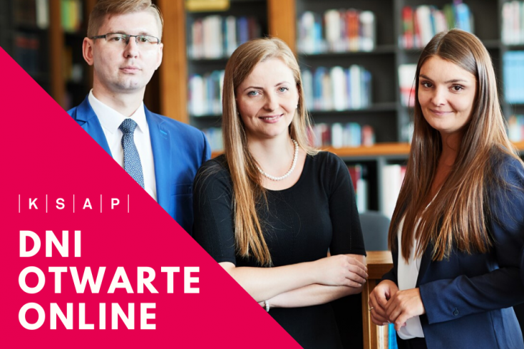 troje młodych uśmiechniętych ludzi, w tle półki z książkami. W rogu zdjęcia czerwony trójkąt z białym napisem dni otwarte online oraz KSAP