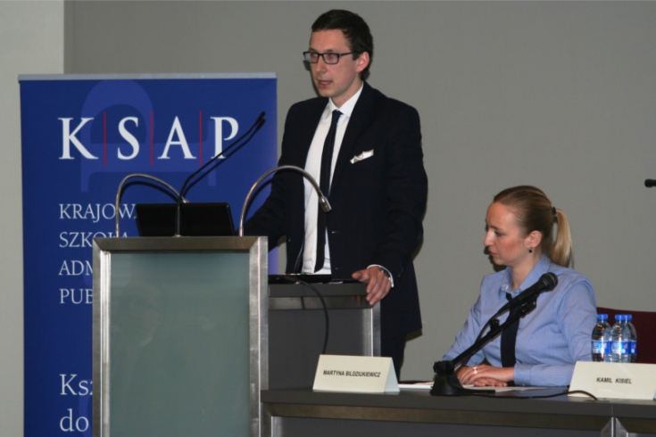 Słuchacz XXIV Promocji Wiesław Chrzanowski przemawia przy mównicy.