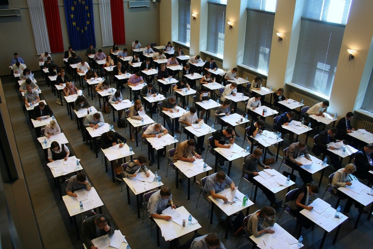 Uczestnicy do KSAP w auli podczas egzaminu 