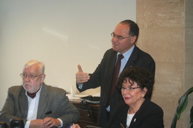 Przedstawicielka „Majdan Monitoring” na spotkaniu KSAP siedzi przy stole obok niej siedzi Prof. Stępień i Stoi Dyrektor Haliniak.