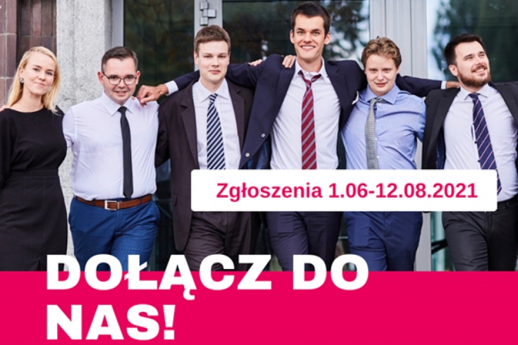 Grupa młodych uśmiechniętych ludzi trzymających sobie ręce na plecach.