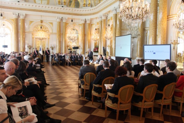 fot. Sebastian Szulfer/KSAP Uczestnicy spotkania siedzą na sala, przy mównicy przemawia Jacek Czaputowicz