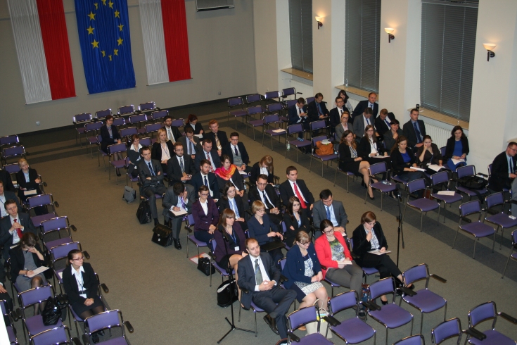 Uczestnicy spotkanie siedzą na auli