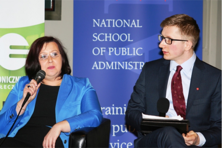 Uczestnicy sesji warsztatowej siedzą w fotelach z mikrofonami