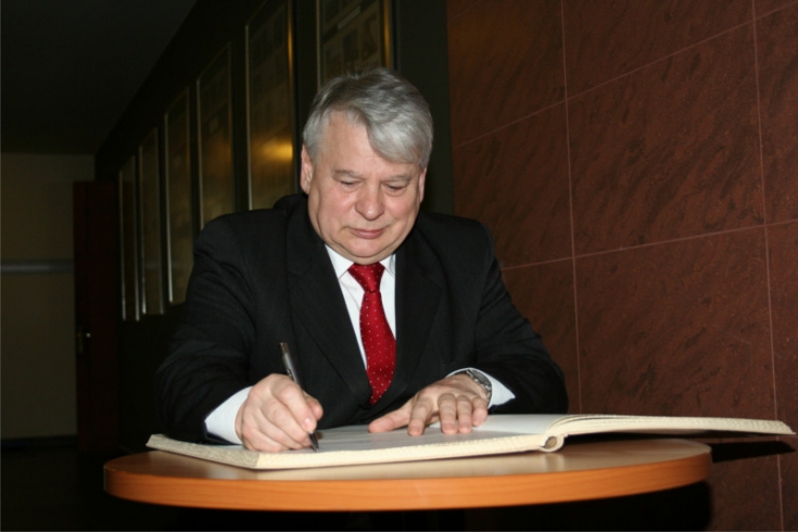 Marszałek Senatu RP Bogdan Borusewicz wpisuje się do księgi pamiątkowej.