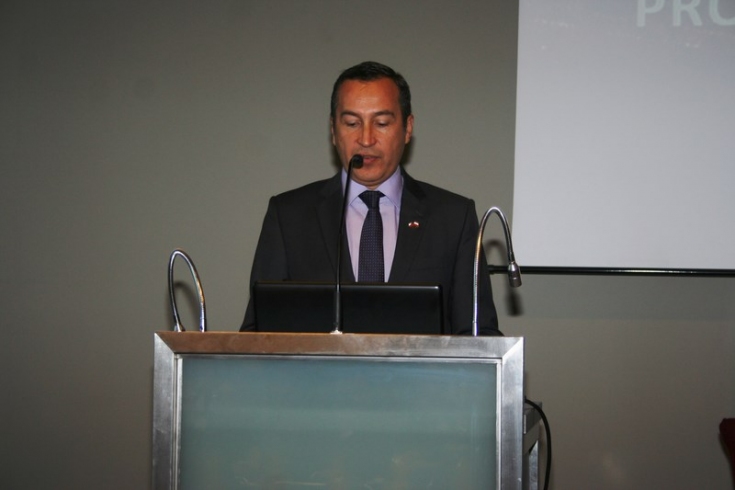 Ambasador Felipe Gajardo przemawia przy mówinicy.