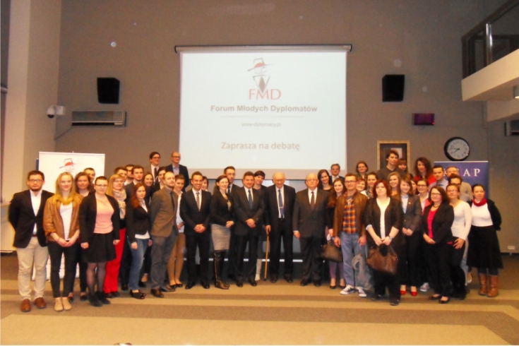 Pamiątkowe zdjęcie grupowe ze spotkani z prof. Bartoszewskim