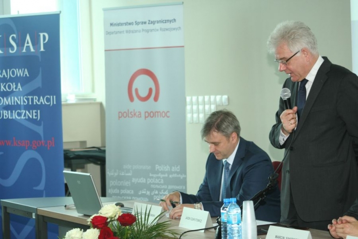 Dyrektor KSAP Jacek Czaputowicz stoi i mówi do mikrofonu