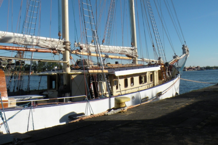 Żaglowiec zacumowany w porcie.