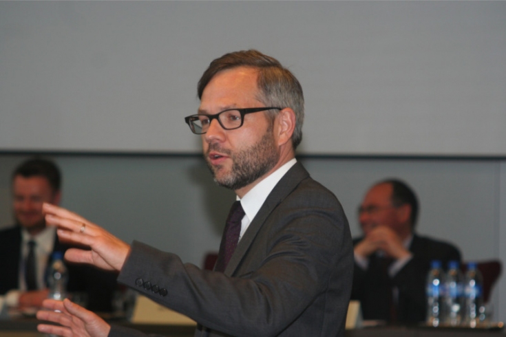 Sekretarz Stanu do spraw europejskich Michael Roth mówi gestykulując.