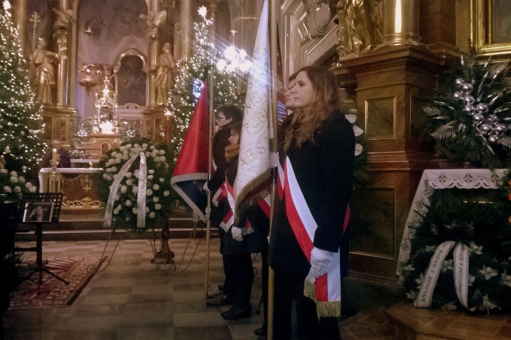 Poczet sztandarowy SKAp stoi przy trumnie w kościele.