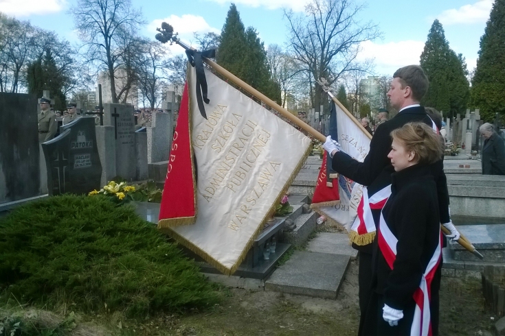 Poczet sztandarowy na cmentarzu na pogrzebie prof. Andrzeja Ajnenkiela