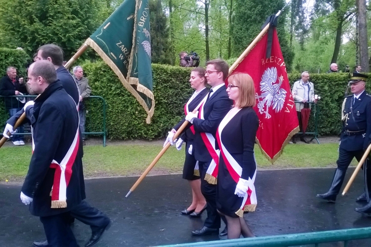 Poczet sztandarowy KSAP niesiony jest za trumną przez Słuchaczy KSAP