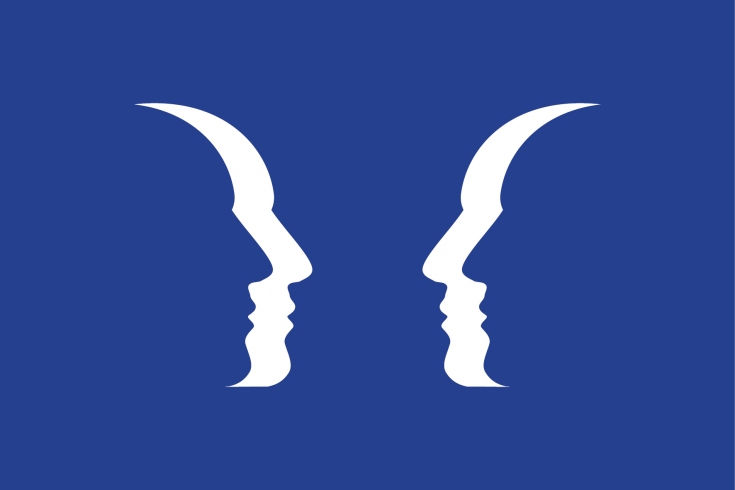 na granatowym tle zarysy czterech zwróconych do siebie twarzy