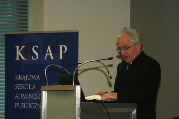 Jego Ekscelencja abp Celestino Migliore przemawia do mikrofonu przy mównicy.