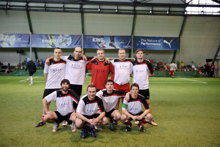 Reprezentacja piłkarska Krajowej Szkoły Administracji Publicznej, w składzie: Rafał Bartochowski, Paweł Bieńkowski, Krzysztof Chmieliński, Szymon Cienki, Karol Gabryel, Mariusz Jesionowski, Rafał Jewdokimow, Wojciech Kaczor,Sebastian Szyszczyński, Paweł Witkowski. Zdjęcie gruopwe.