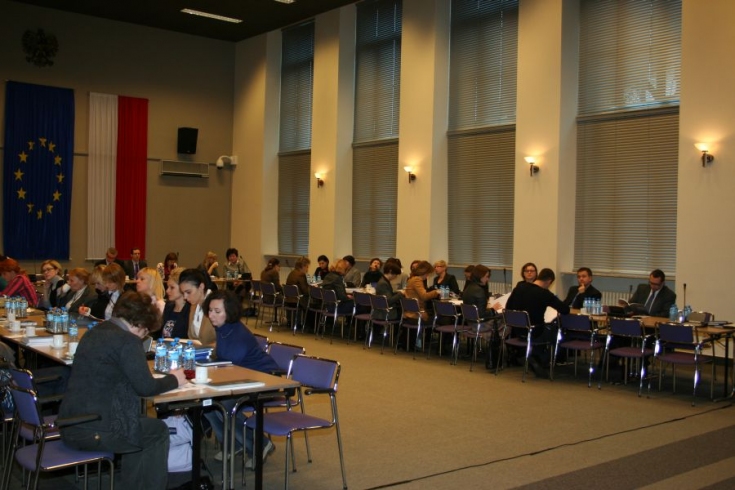 Uczestnicy seminarium siedzą w ławkach na Auli